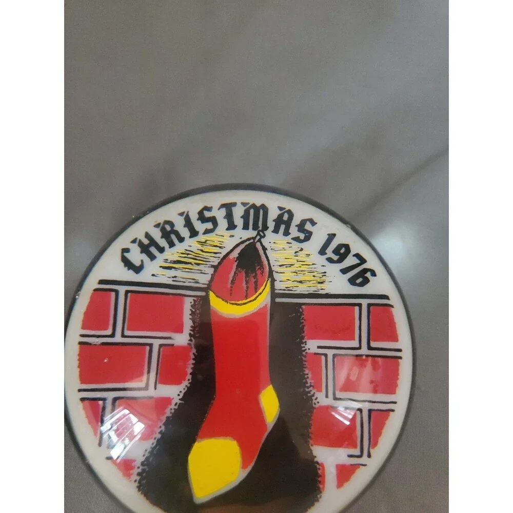 Wheaton Village Christmas 1976 Yellow Red & Stocking 1lb 11oz Glass Paperweight